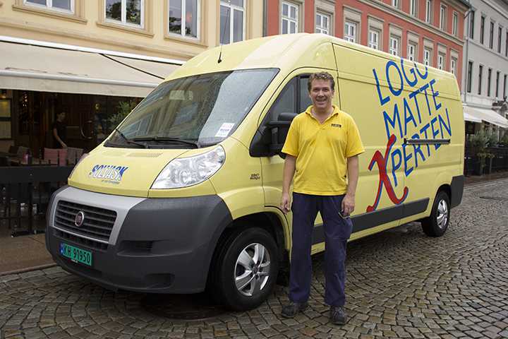 Stig, sjåfør for Solvask, som står ved siden av firmabilen, en gul Fiat Ducato, i Drammen sentrum